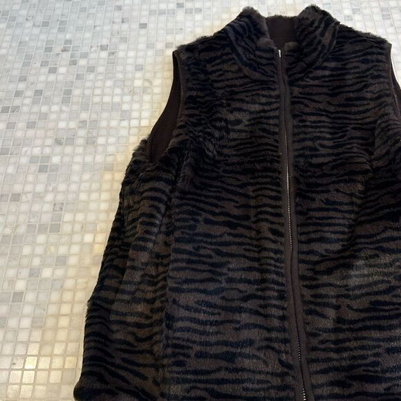 Cedrics Women’s Dark Brown Reversible Fur Vest - Picture 5 of 12